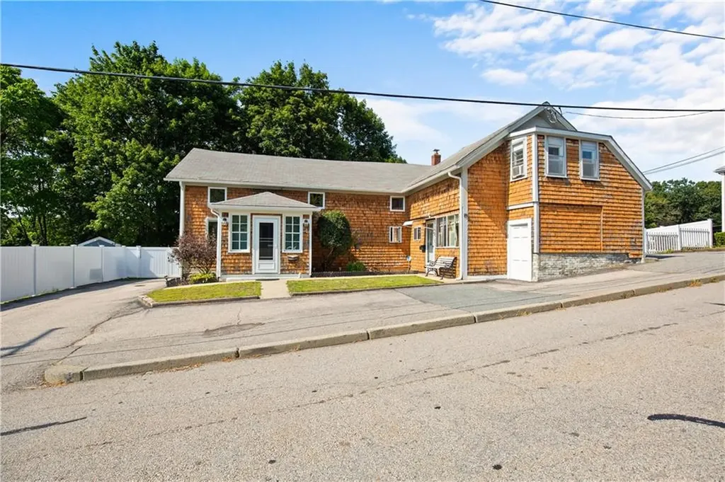 81 85 Summit Avenue West Warwick RI 02893