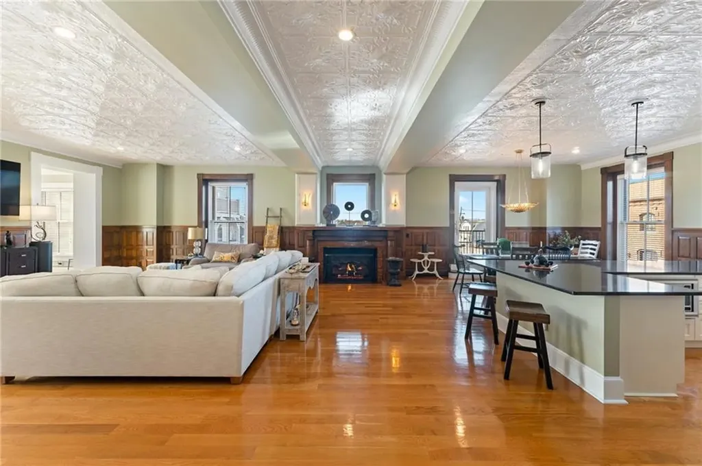 423 Hope Street Bristol RI 02809