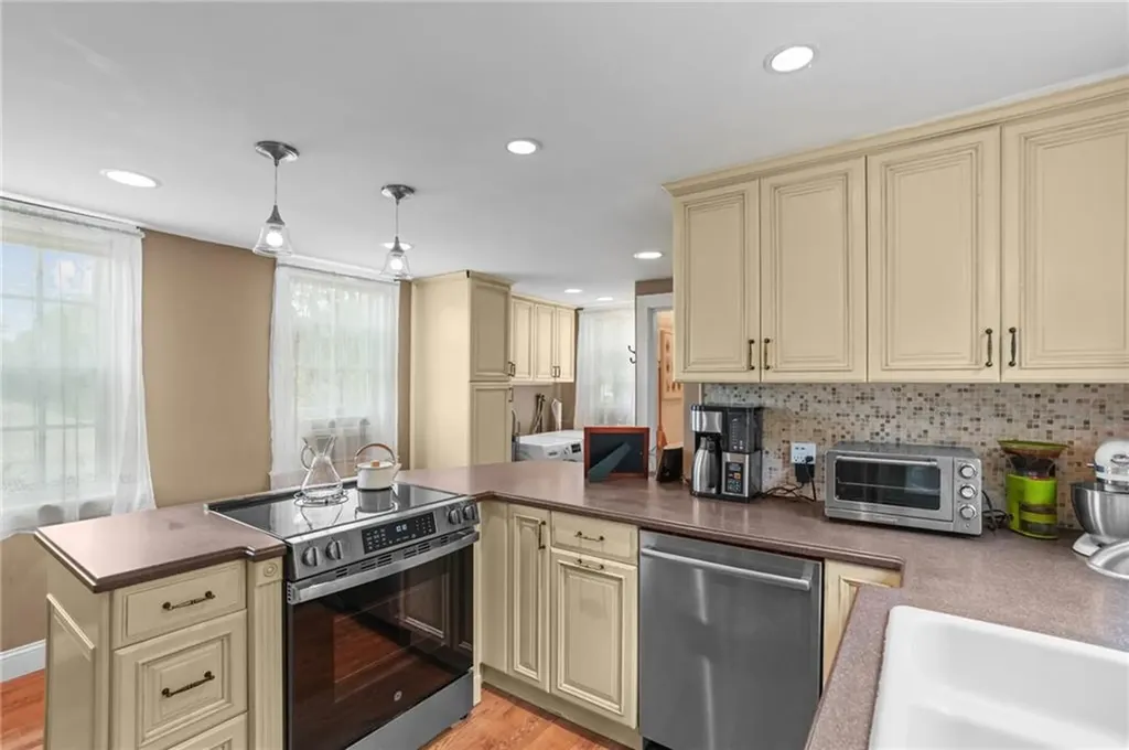 671 County Road Barrington RI 02806