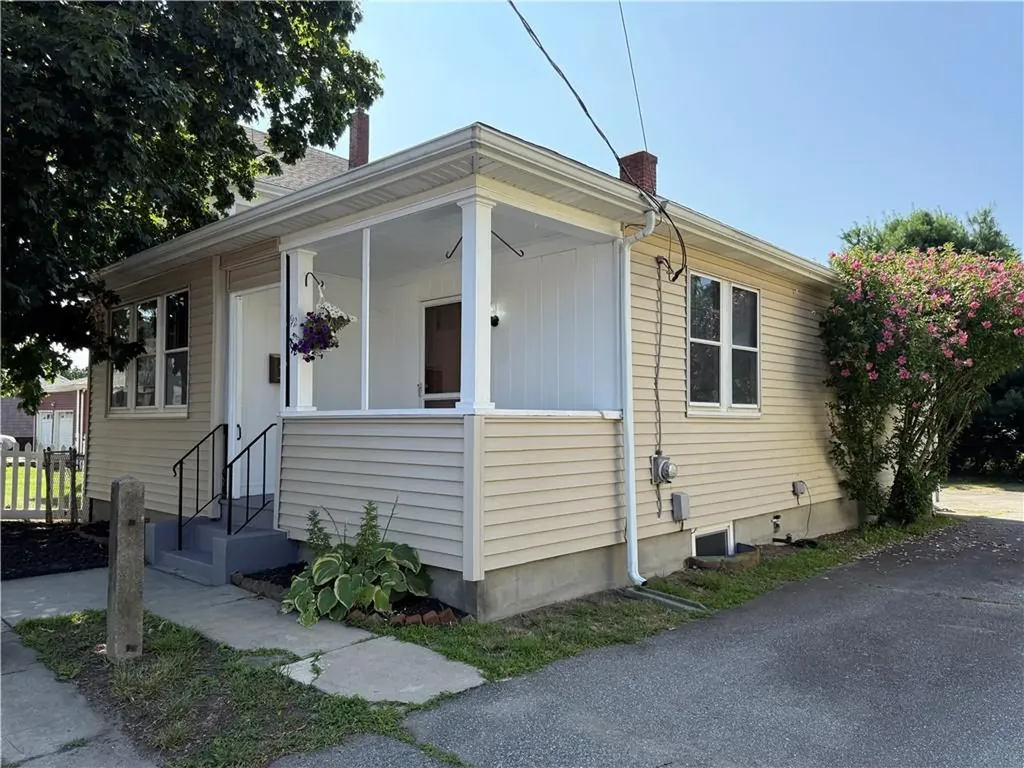 92 N Maple Avenue NE Barrington RI 02806
