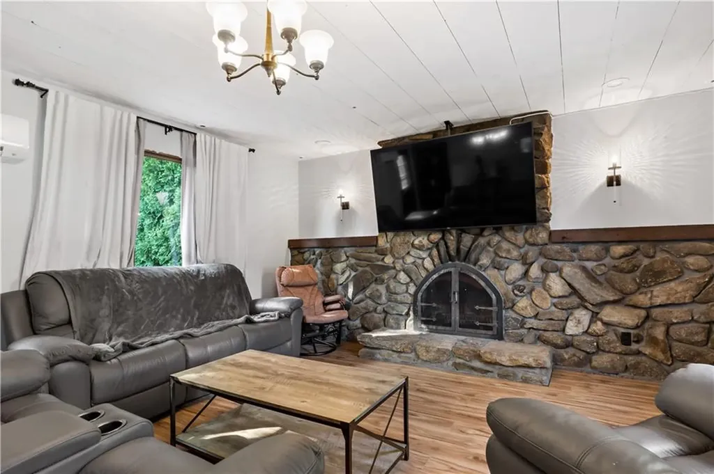 17 Salina Avenue Johnston RI 02919