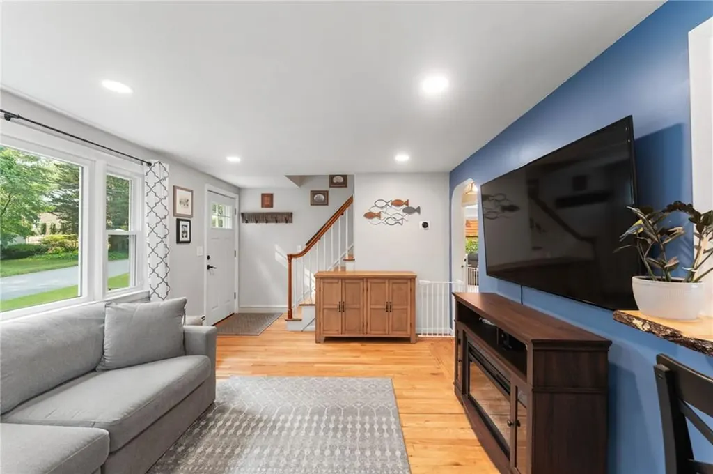103 Everglade Avenue Warwick RI 02886