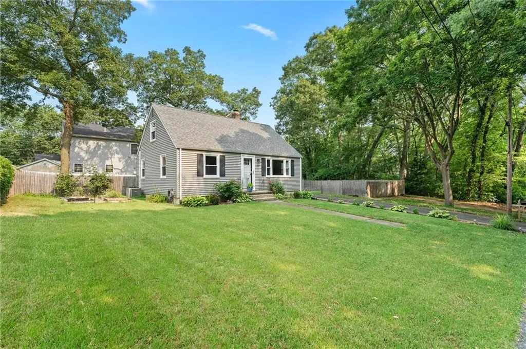 103 Everglade Avenue Warwick RI 02886
