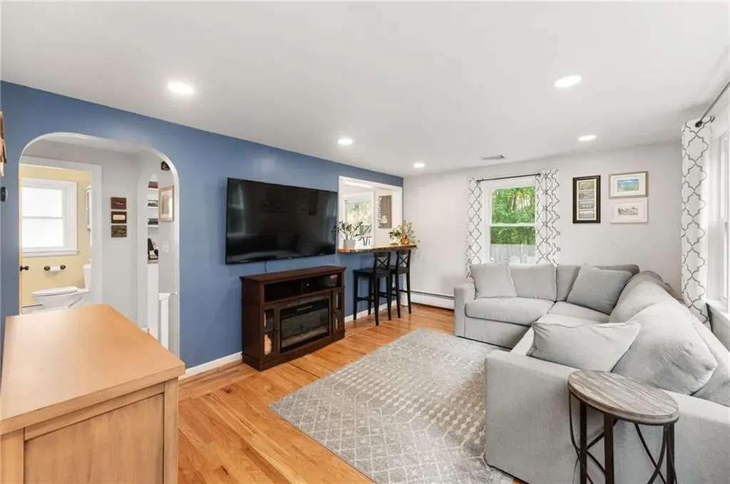103 Everglade Avenue Warwick RI 02886
