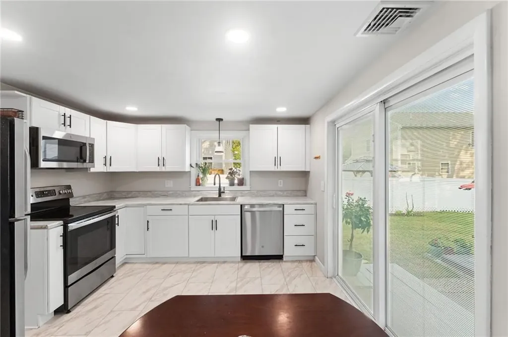 103 Everglade Avenue Warwick RI 02886