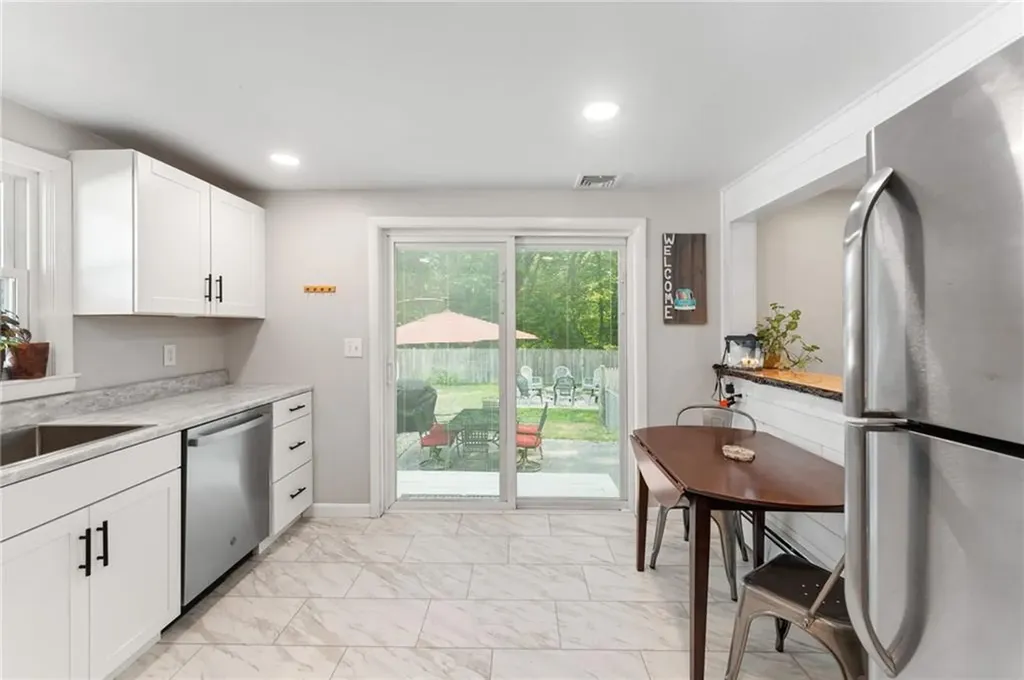103 Everglade Avenue Warwick RI 02886