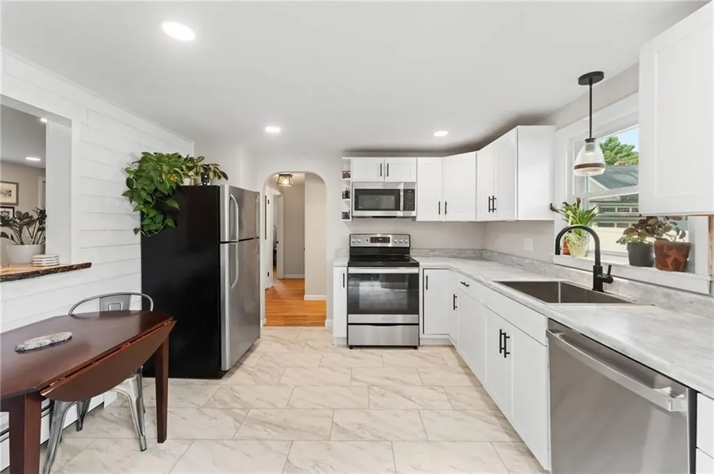 103 Everglade Avenue Warwick RI 02886