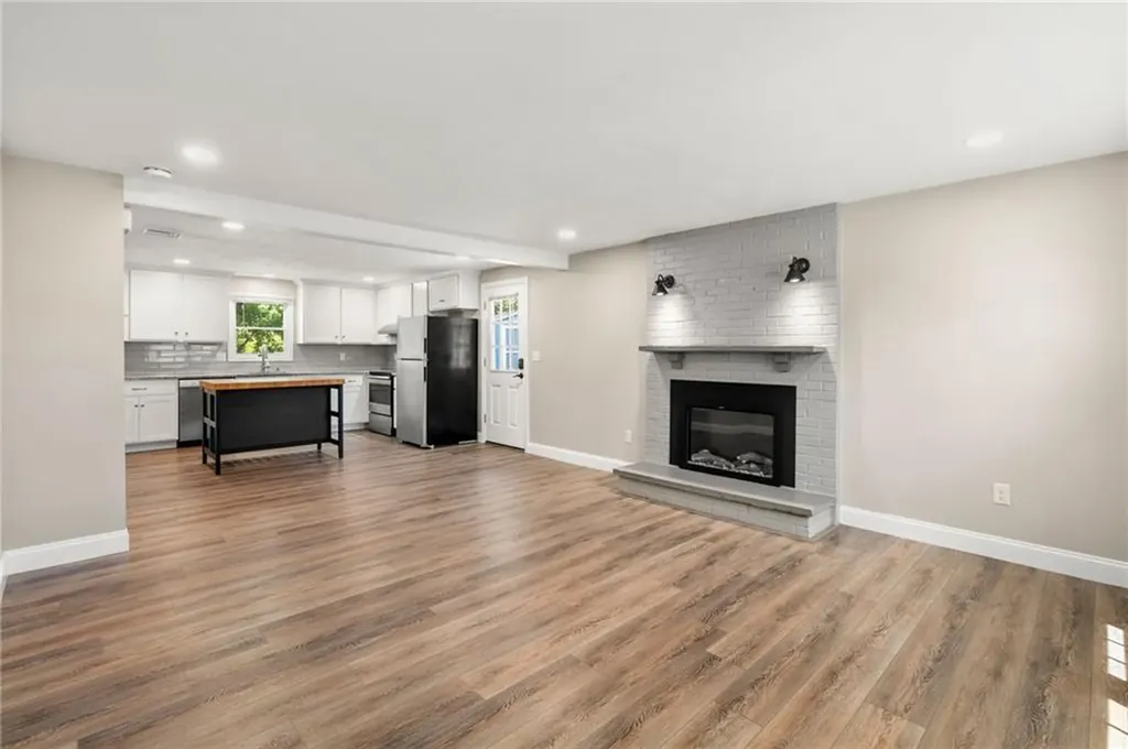 476 Green End Avenue Middletown RI 02842