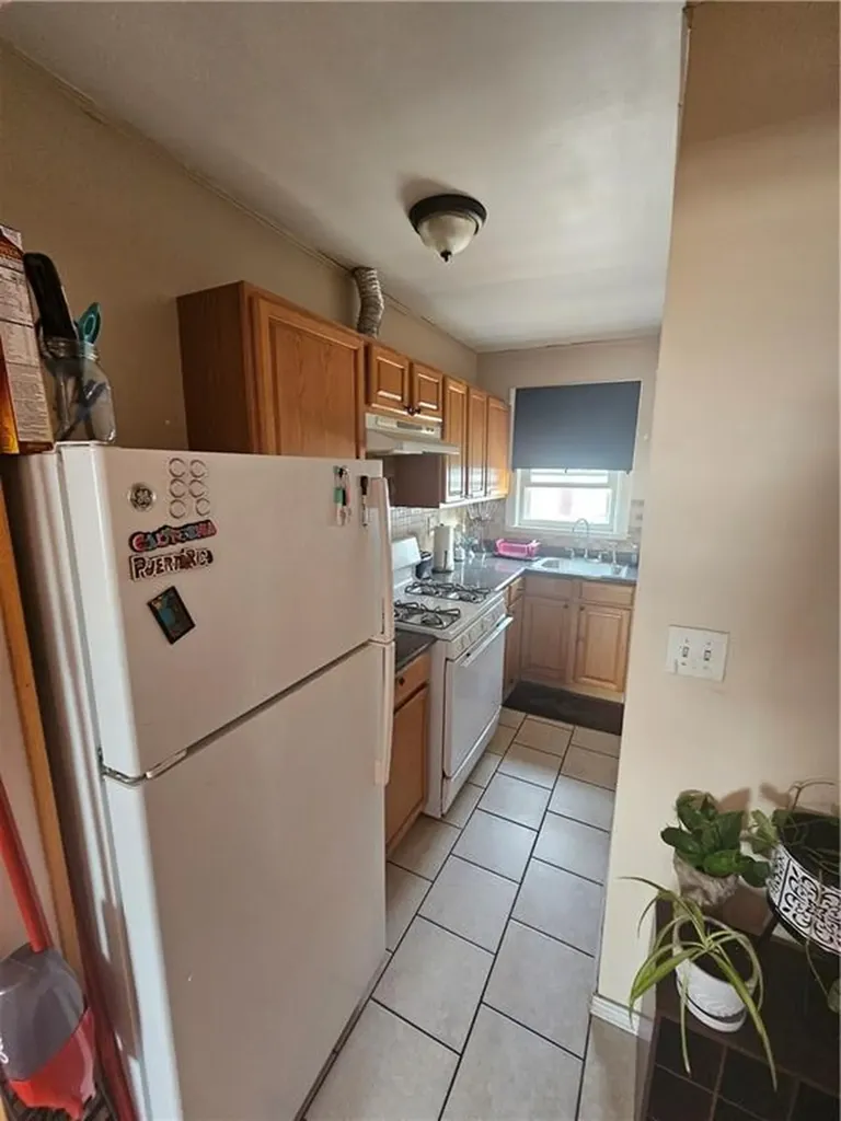 27 Mccabe Avenue Pawtucket RI 02861