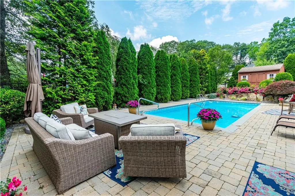 9 Wilshire Lane Cranston RI 02921