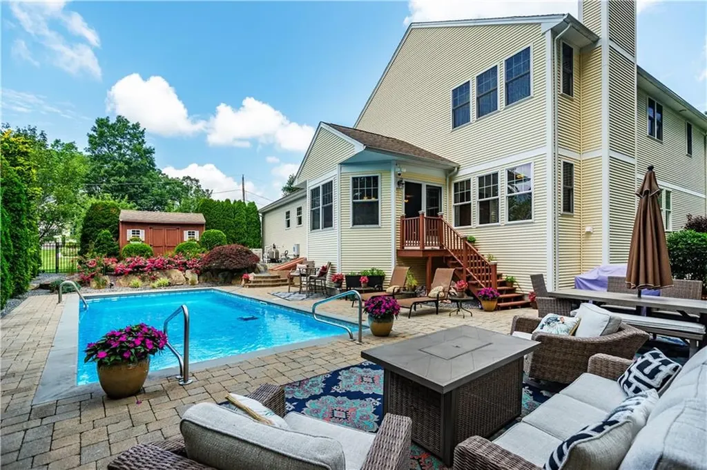 9 Wilshire Lane Cranston RI 02921
