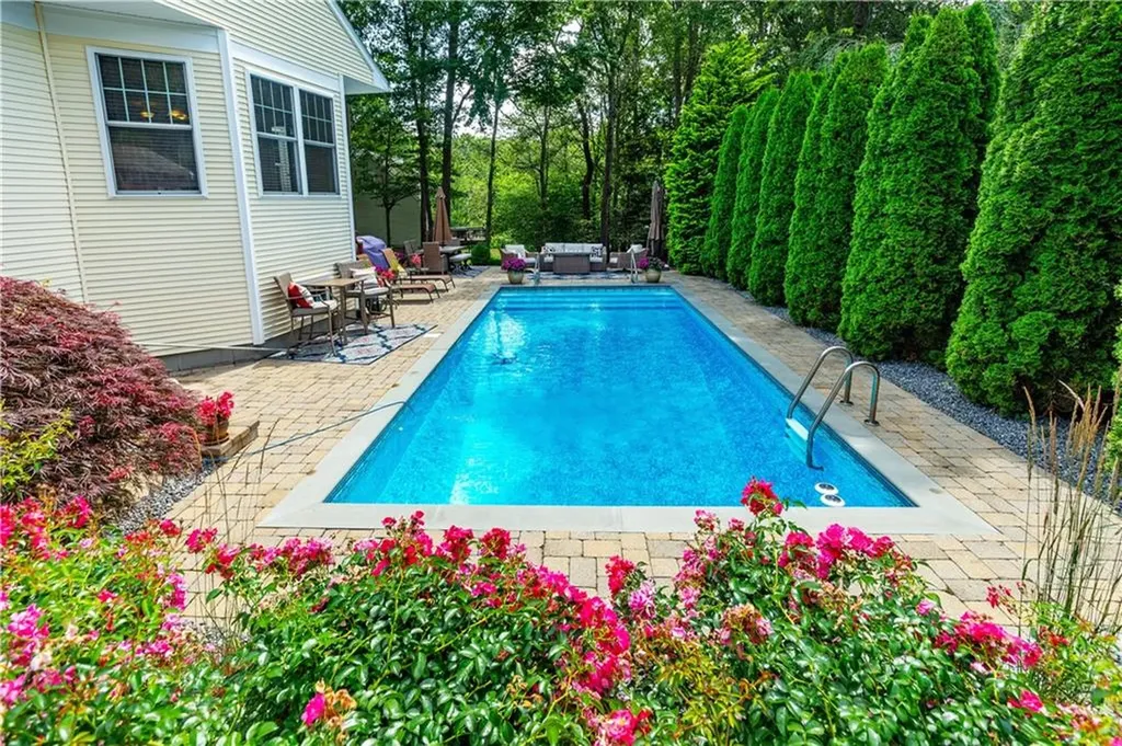 9 Wilshire Lane Cranston RI 02921