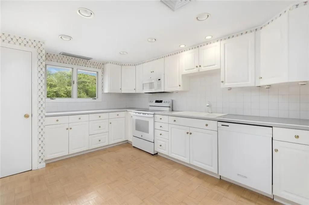 59 Lakewood Drive Narragansett RI 02882