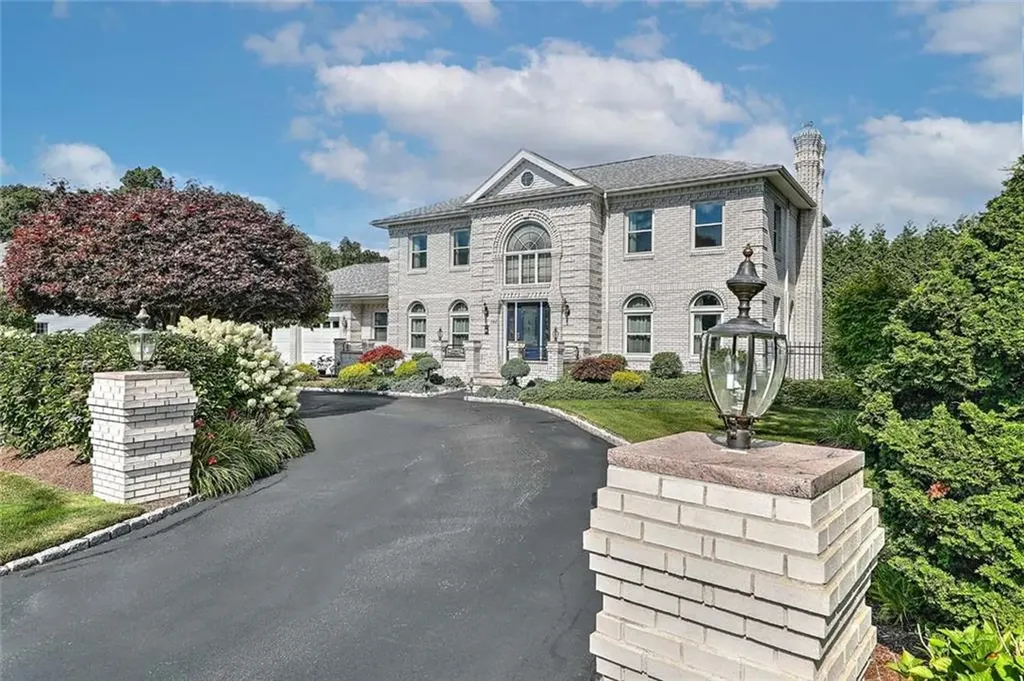 102 Cranberry Terrace Cranston RI 02921