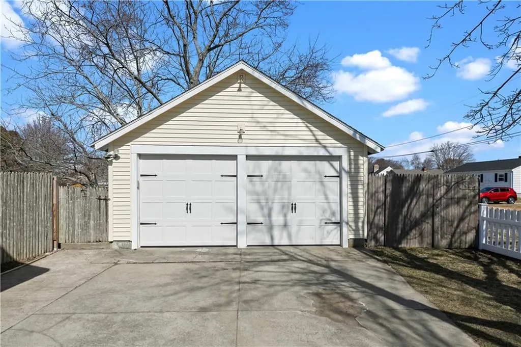 123 Beacon Street Middletown RI 02842