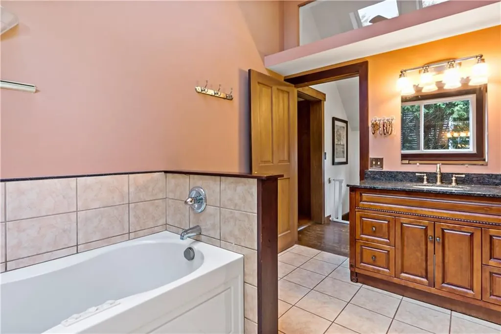 33 Wapping Drive Bristol RI 02809