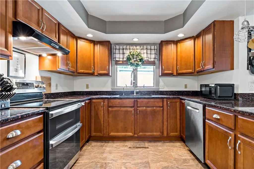 33 Wapping Drive Bristol RI 02809