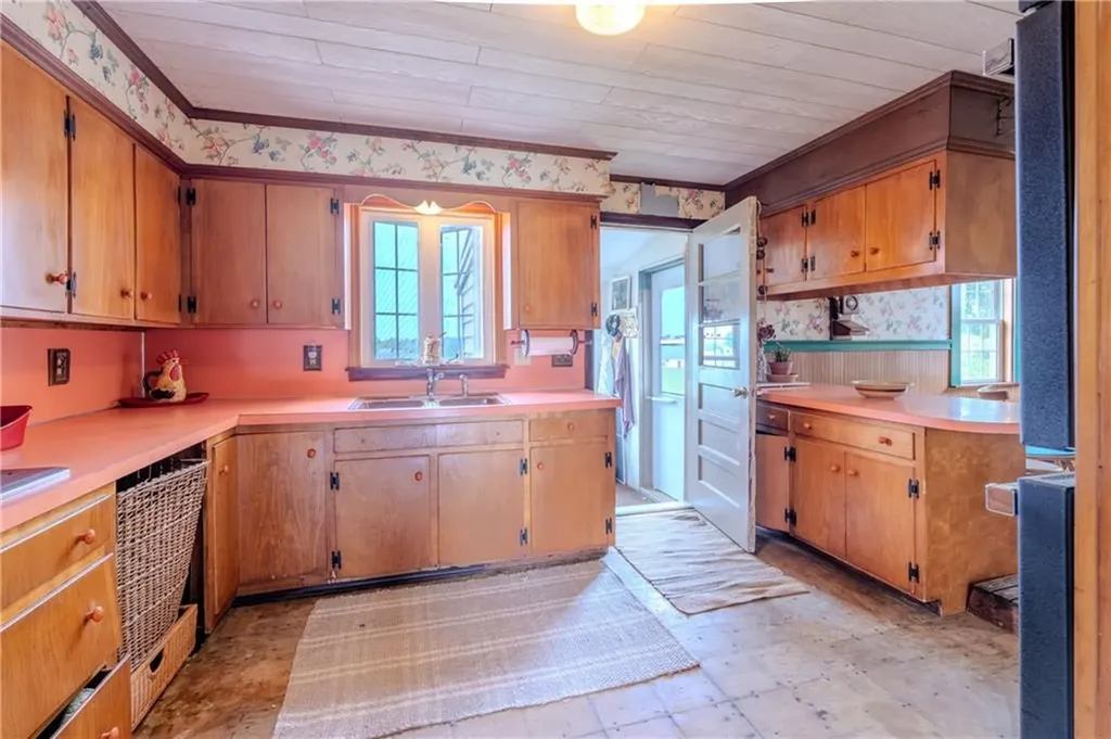 8 Spruce Avenue Middletown RI 02842