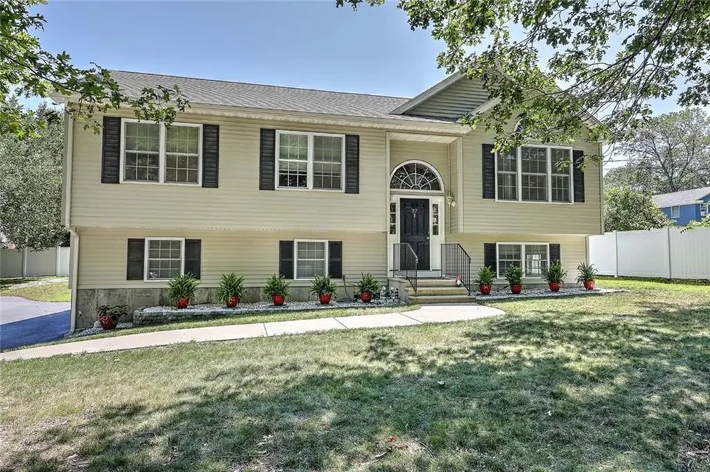 37 Lakeview Avenue Lincoln RI 02865