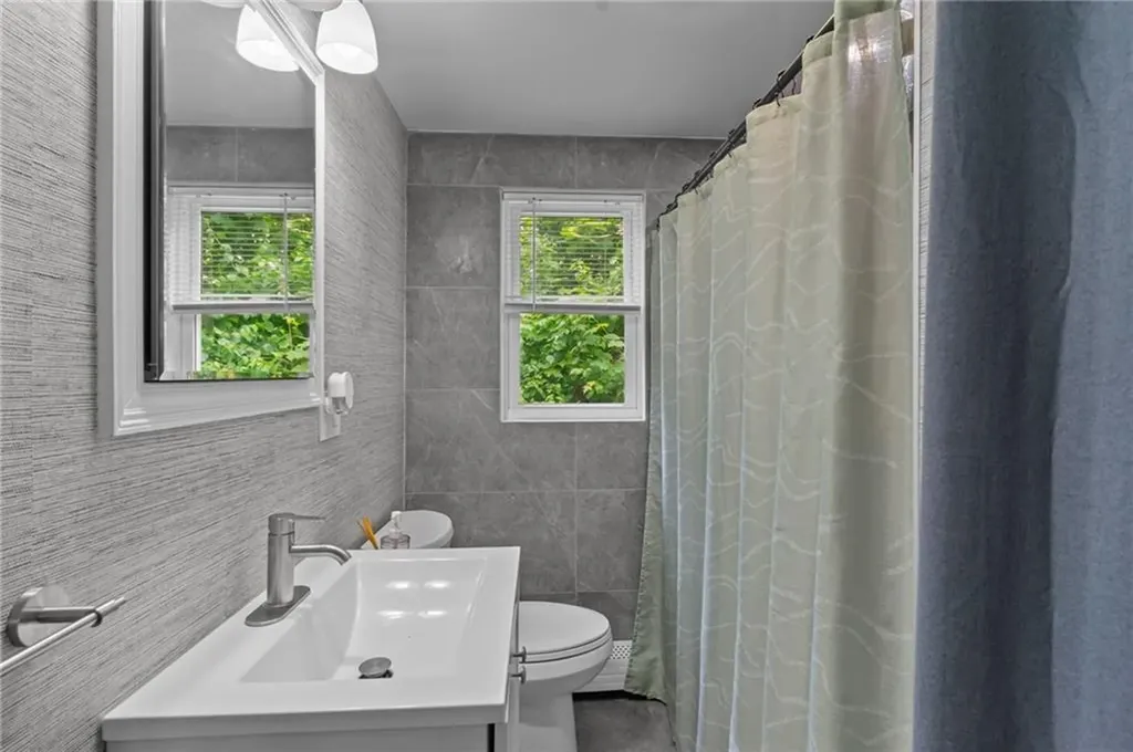 31 33 Bancroft Street Providence RI 02909
