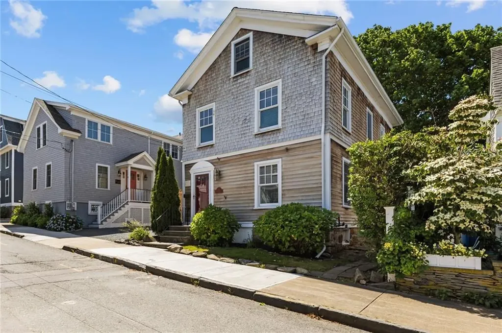 17 Dearborn Street Newport RI 02840