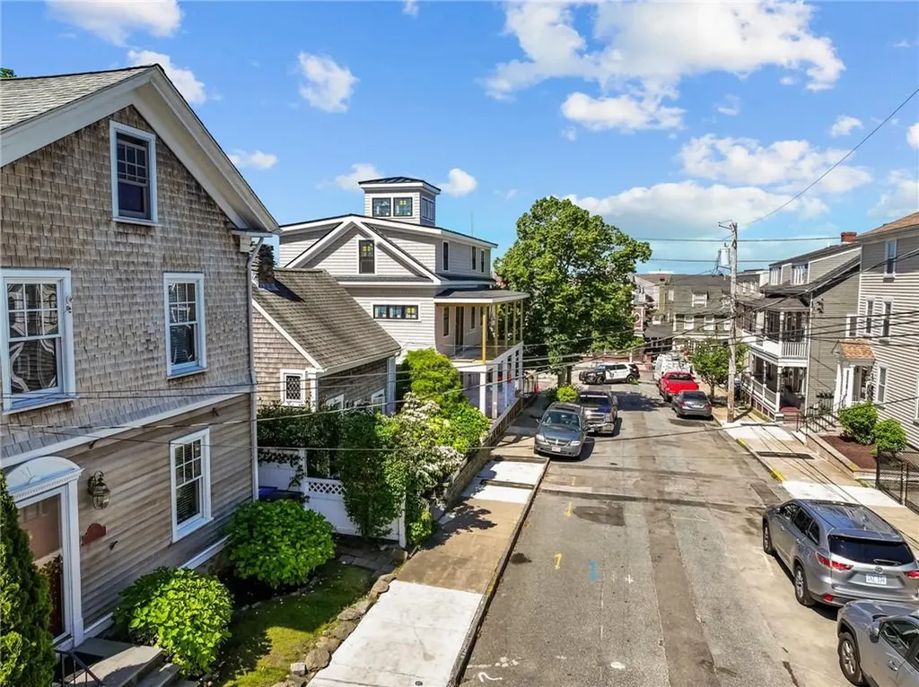 17 Dearborn Street Newport RI 02840