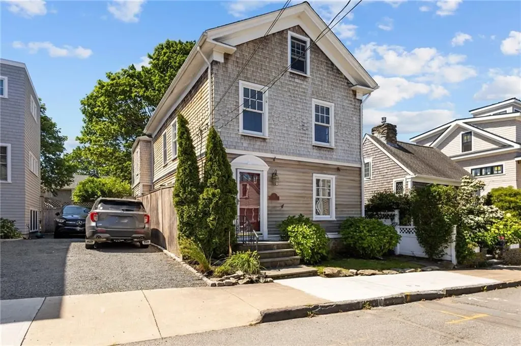 17 Dearborn Street Newport RI 02840