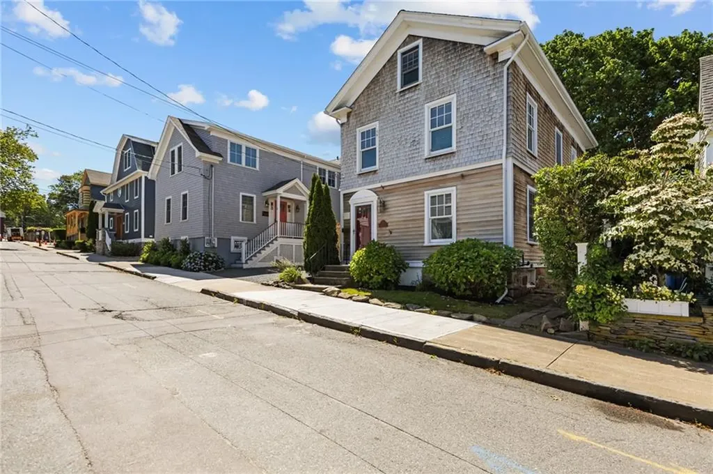 17 Dearborn Street Newport RI 02840