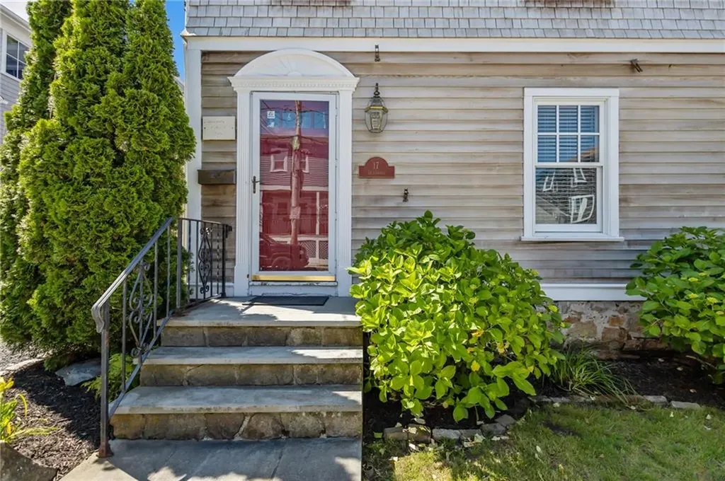 17 Dearborn Street Newport RI 02840
