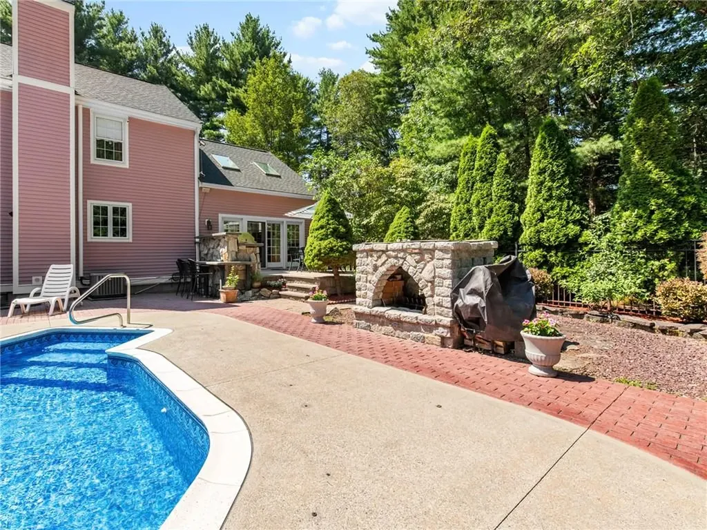 14 Bourget Court North Smithfield RI 02896