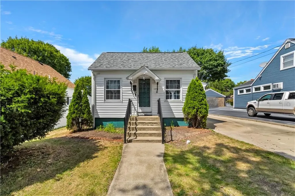 127 Gladstone Street Cranston RI 02920