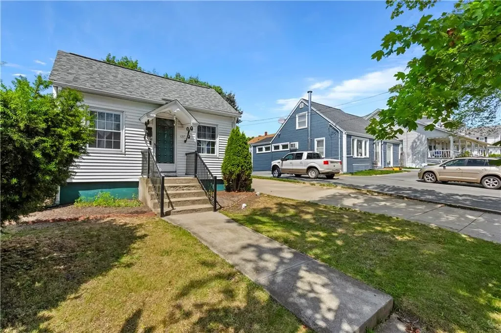 127 Gladstone Street Cranston RI 02920