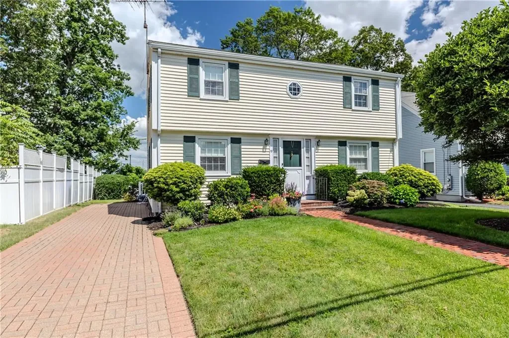 19 Longue Vue Avenue North Providence RI 02904