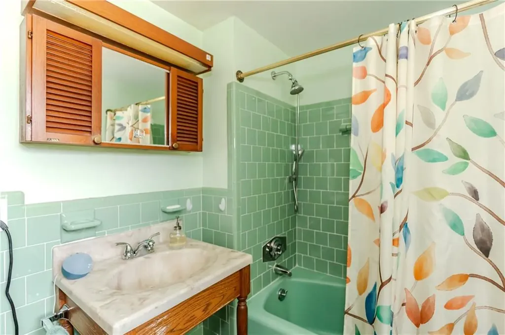 19 Longue Vue Avenue North Providence RI 02904
