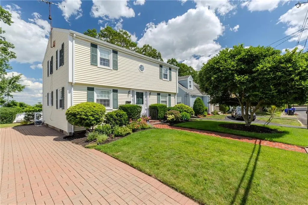 19 Longue Vue Avenue North Providence RI 02904