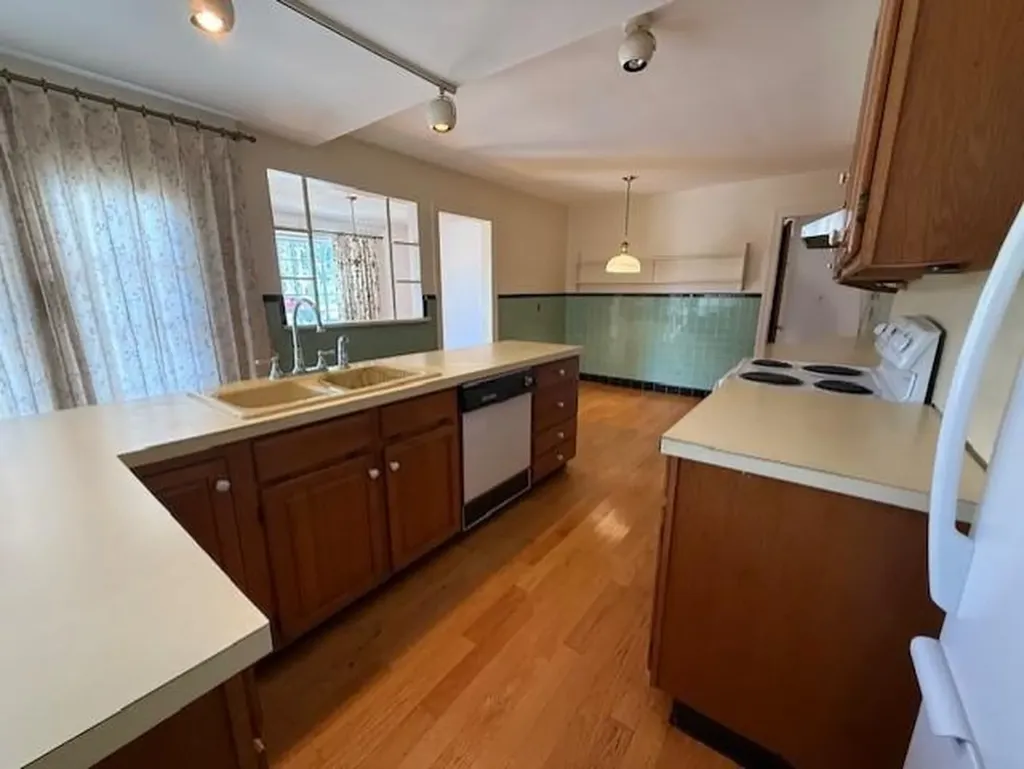 37 Post Road Westerly RI 02891