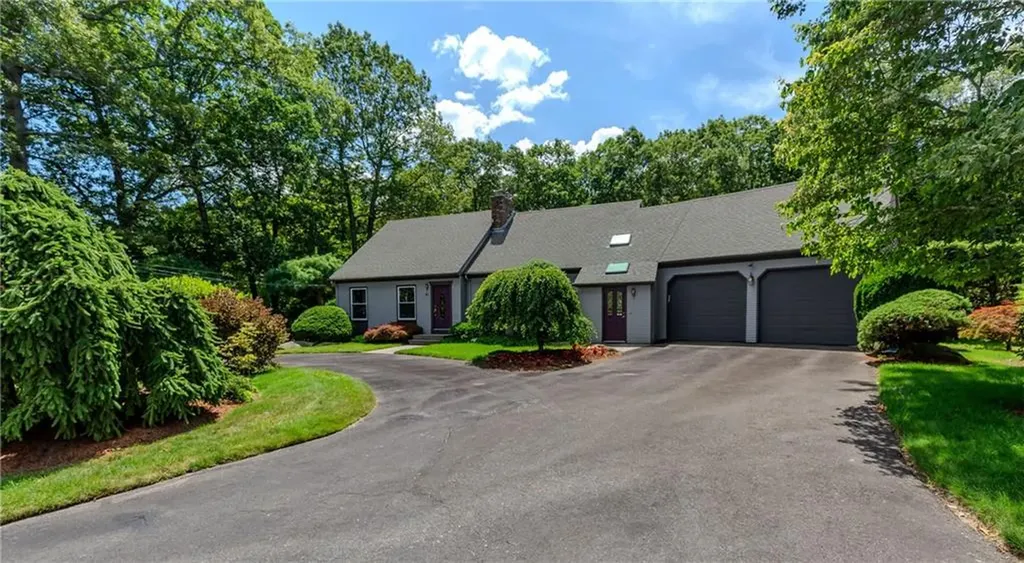 41 Holly Hill Lane Cranston RI 02921