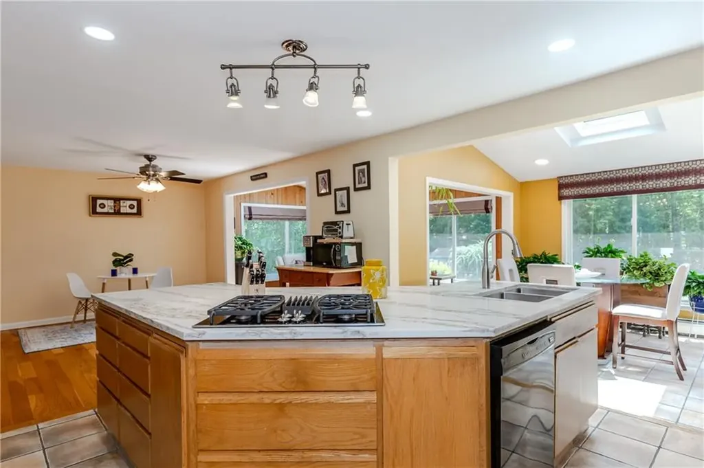 41 Holly Hill Lane Cranston RI 02921