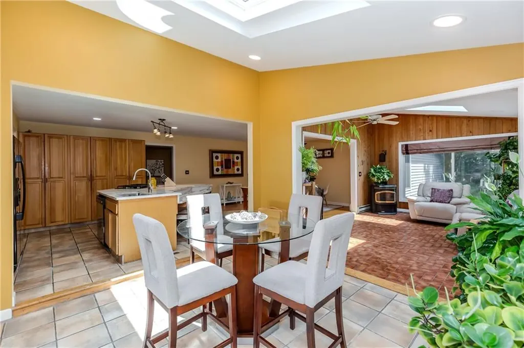 41 Holly Hill Lane Cranston RI 02921