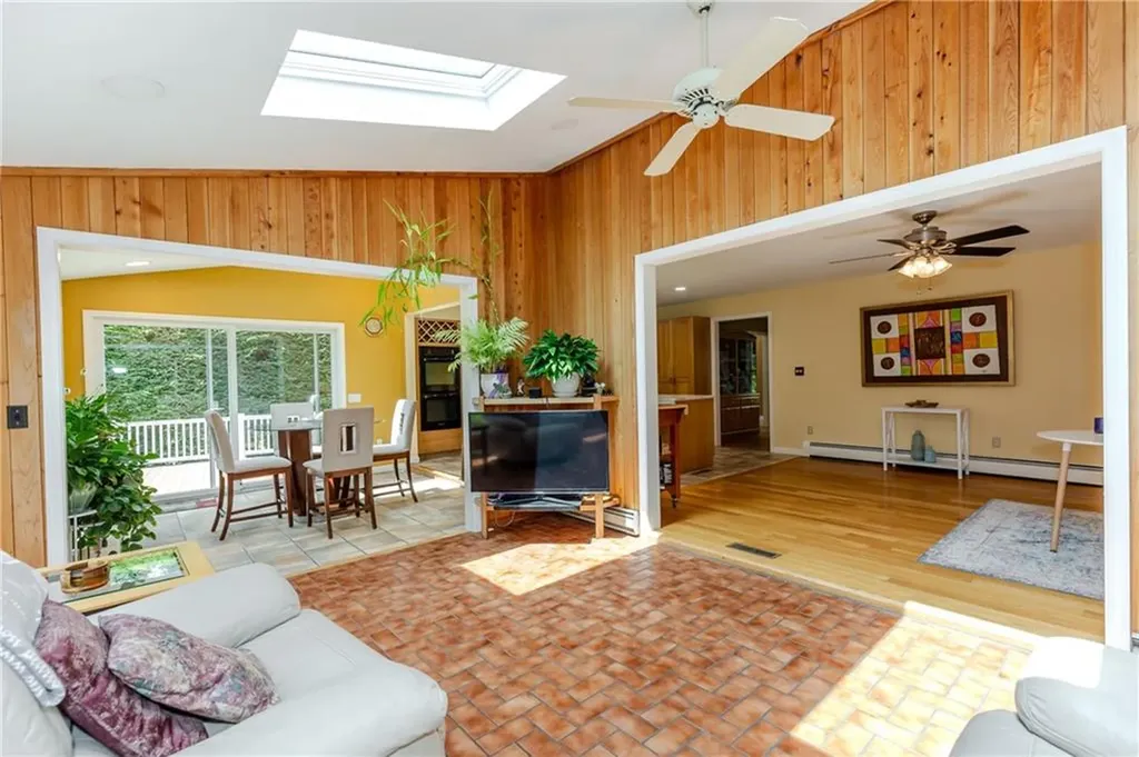 41 Holly Hill Lane Cranston RI 02921