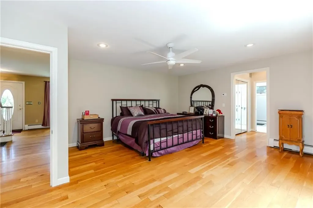 41 Holly Hill Lane Cranston RI 02921