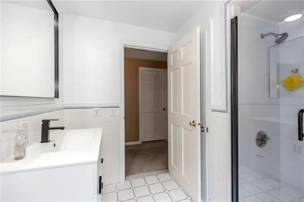 41 Holly Hill Lane Cranston RI 02921