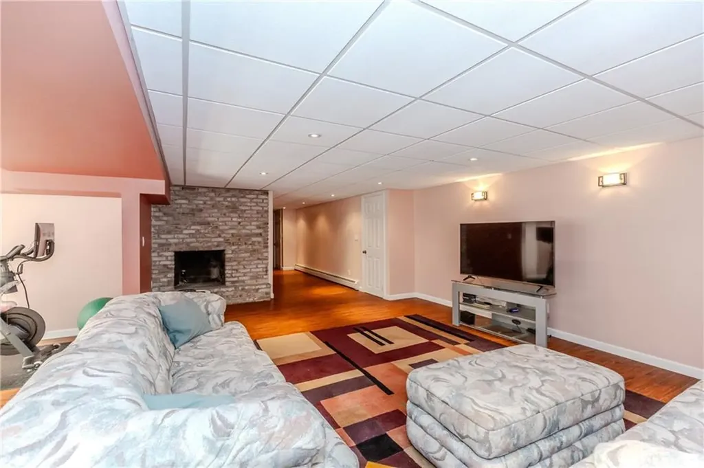 41 Holly Hill Lane Cranston RI 02921