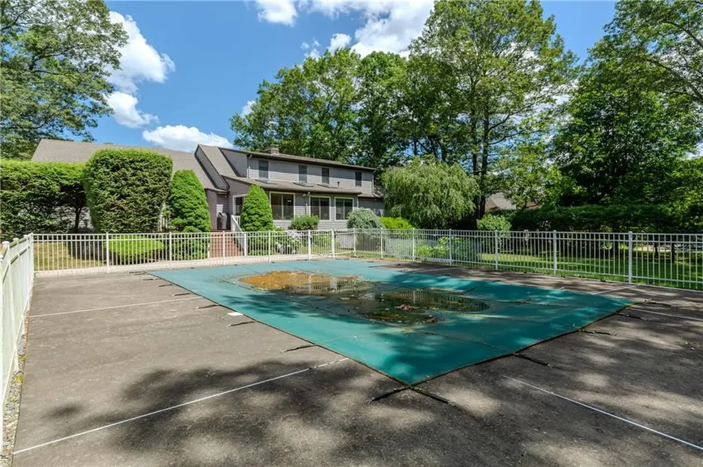 41 Holly Hill Lane Cranston RI 02921