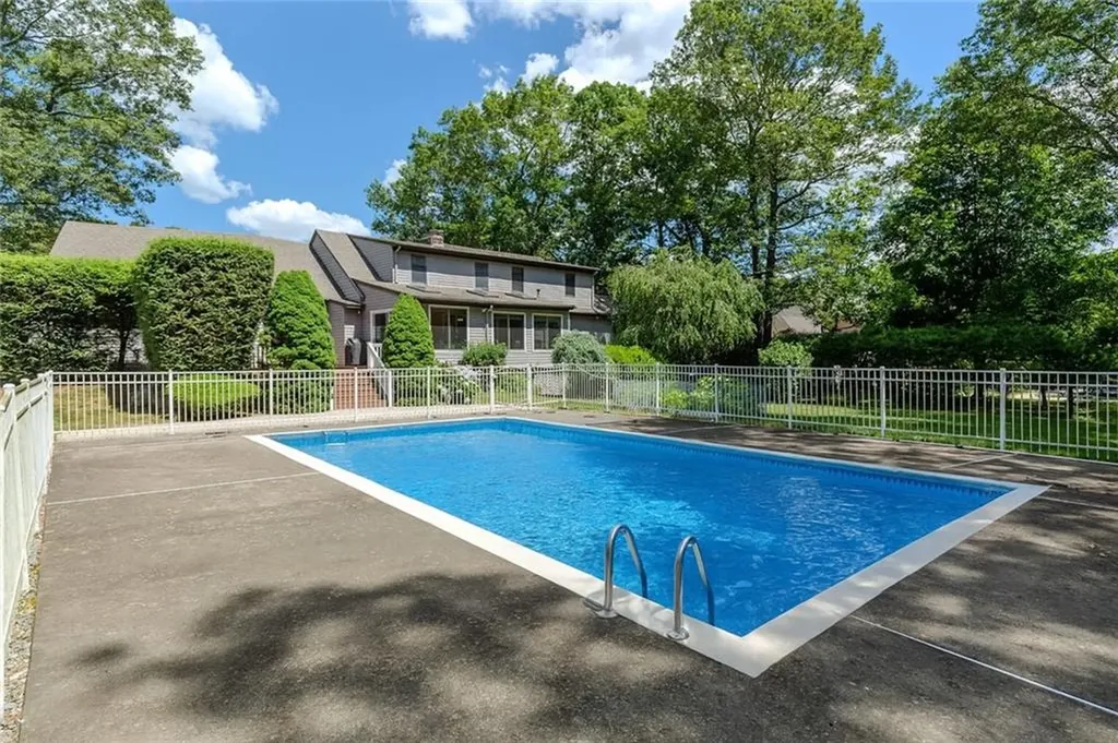 41 Holly Hill Lane Cranston RI 02921