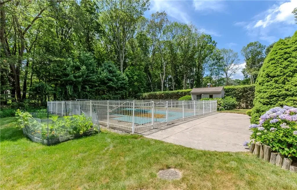 41 Holly Hill Lane Cranston RI 02921