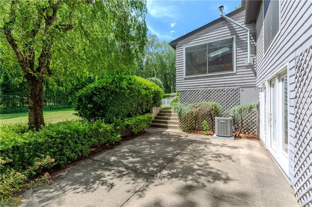41 Holly Hill Lane Cranston RI 02921