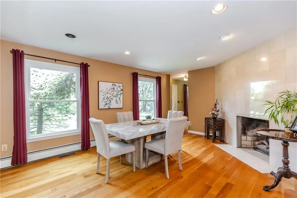 41 Holly Hill Lane Cranston RI 02921