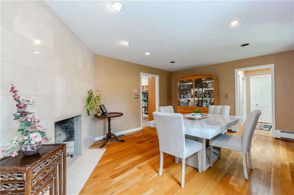 41 Holly Hill Lane Cranston RI 02921