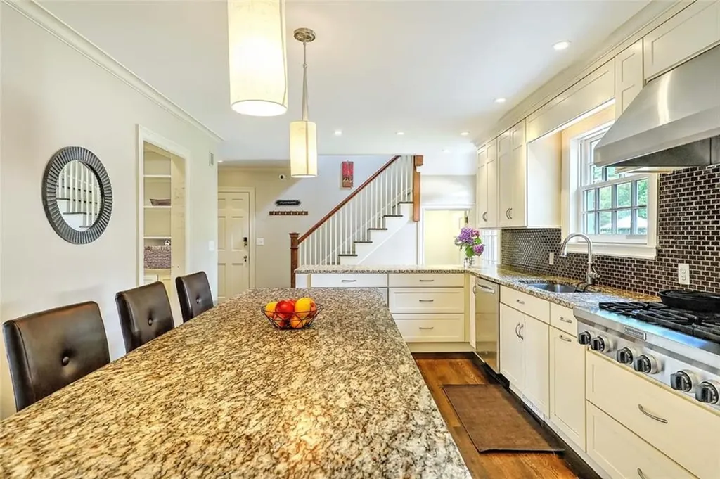 9 Kenilworth Way Pawtucket RI 02860
